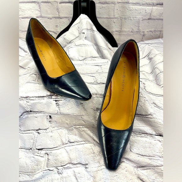 Shoes - Karen Scott‎ Clancy Style Women’s Navy Heel/Pumps Pre-Owned Condition Size 10